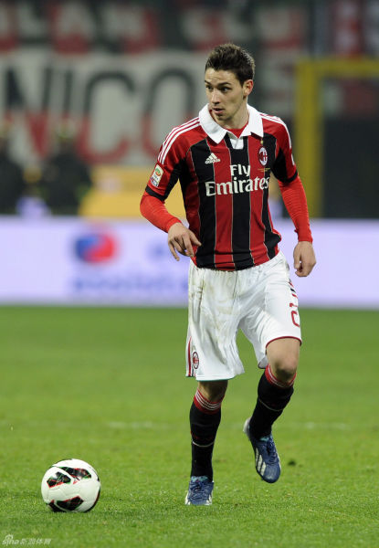 国足官方祝福魏祥鑫：期待以后为中国足球贡献更多力量（中国男足向魏祥鑫送上祝福：期待其未来为中国足球再立新功）