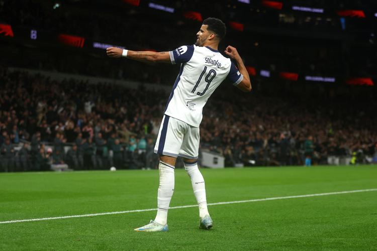 本赛季文班缺阵时马刺战绩为7胜2负，而上赛季则为13胜23负（文班缺阵对比：马刺本季7胜2负，上季13胜23负）