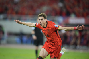 门将扑出关键点球，球迷热议（门将神扑化解点球，球迷掀起热议）