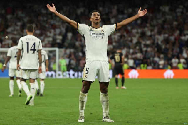 爱德华兹生涯已101次单场得分30+，追平唐斯并列队史第一（爱德华兹生涯第101次单场30+，与唐斯并列队史第一）