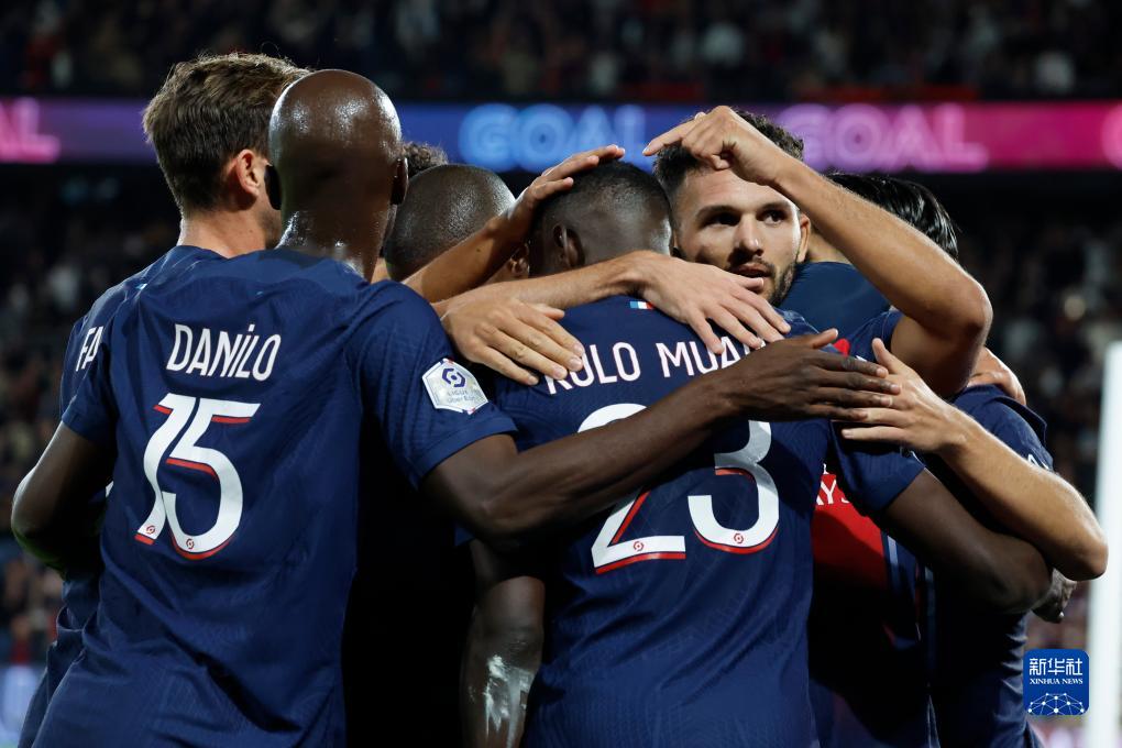 😎这人谁啊（摘掉墨镜）🥺号召力这么强！（这位是谁？摘下墨镜一看，号召力爆棚！）