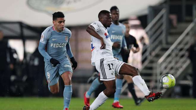 斯洛特执教利物浦遭遇挑战，进攻防守问题突出，萨拉赫争议，压力倍增。（斯洛特在利物浦帅位承压：攻防失衡、萨拉赫风波、重压陡增）