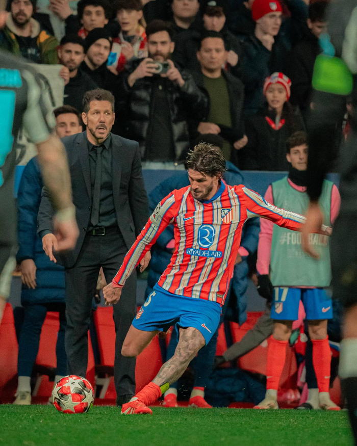 传记作者：莱万曾不满哈维的训练，他在波兰和拜仁都曾施压换帅