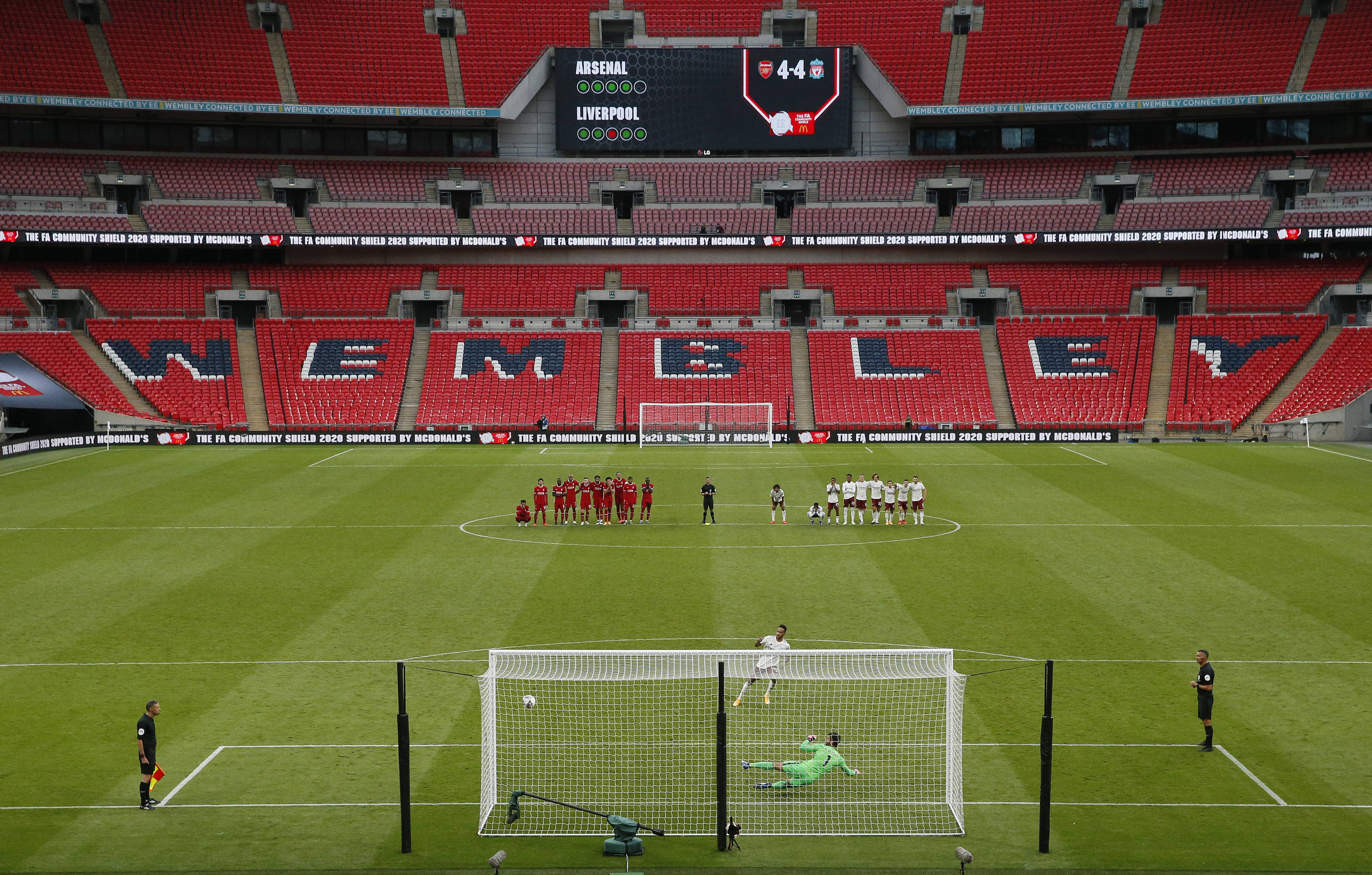 中超赛场争议判罚：VAR判罚引发热议,（中超裁判风波：VAR判决引爆热议）