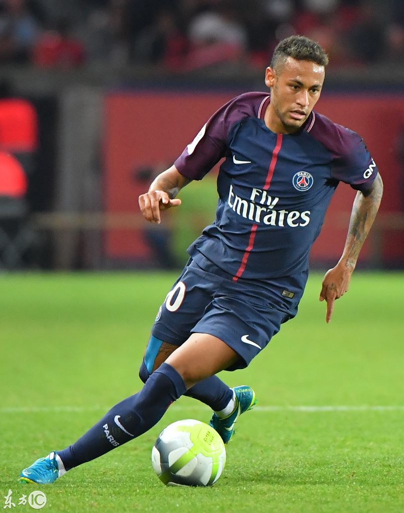 梅西雕像揭幕仪式上，梅西与宝莱坞影星沙鲁克-汗合影（梅西雕像揭幕现场，梅西与宝莱坞巨星沙鲁克·汗同框合影）