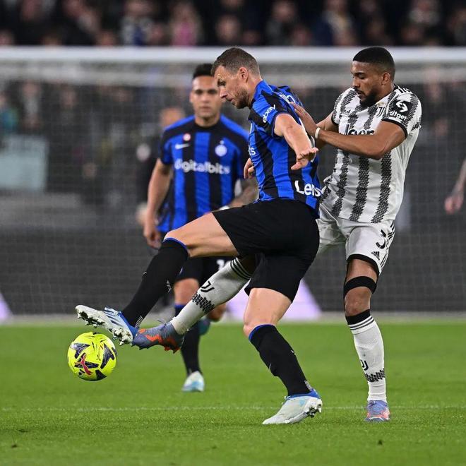 马德兴：邵佳一教练组土洋结合更受青睐，他的海外人脉有帮助（马德兴：邵佳一教练组中外融合更获青睐，海外人脉成助力）